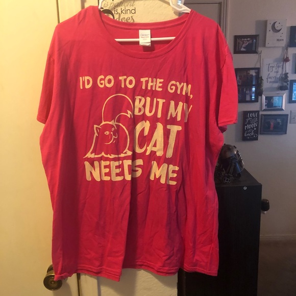 Gildan Tops - Adorable cat shirt!!